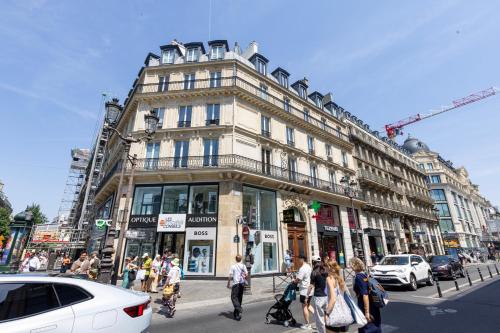 Grand 4BR Paris Flat Near the Louvre with Netflix