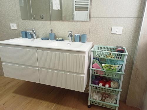 a bathroom with a sink and a vanity with a shelf under it at Pimpus in Cicciano