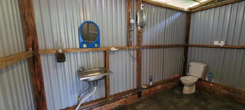 a bathroom with a sink and a toilet at Mộc Tín Farmstay in Lạc Dương