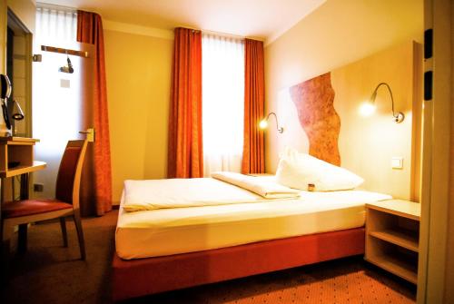 Una cama o camas en una habitación de Hotel Petul An der Zeche