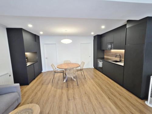 a kitchen and dining room with a table and chairs at BR Silgar Club in Sanxenxo
