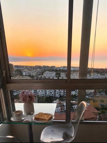 Torremolinos vistas al mar, dormitorio independiente, wifi y piscina en verano