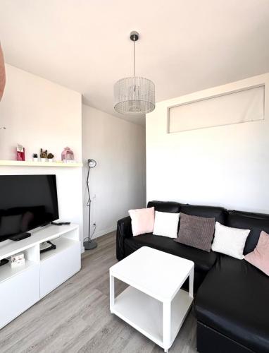 Torremolinos vistas al mar, dormitorio independiente, wifi y piscina en verano