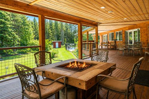a screened in porch with a wooden table and chairs at River Road Lodge by NW Comfy Cabins in Leavenworth
