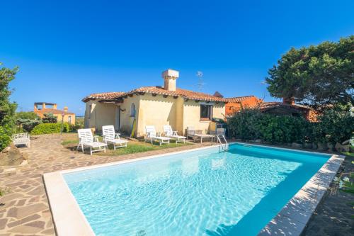 ein Swimmingpool vor einem Haus in der Unterkunft Villa Mariluce in Cuile Pazzoni