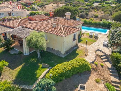 Luftaufnahme eines Hauses mit Swimmingpool in der Unterkunft Villa Mariluce in Cuile Pazzoni