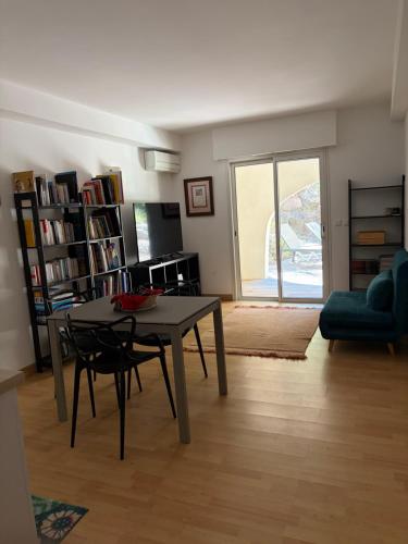 Appartement T2 dans luxueuse villa St Raphael proche des Golfs