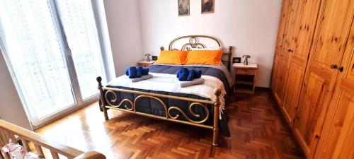 a bedroom with a bed with orange pillows on it at Casa Colomba a Tirano in Tirano