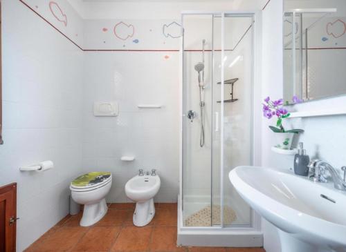 a bathroom with a toilet and a shower and a sink at Villa Fior di mare in Monte Nai