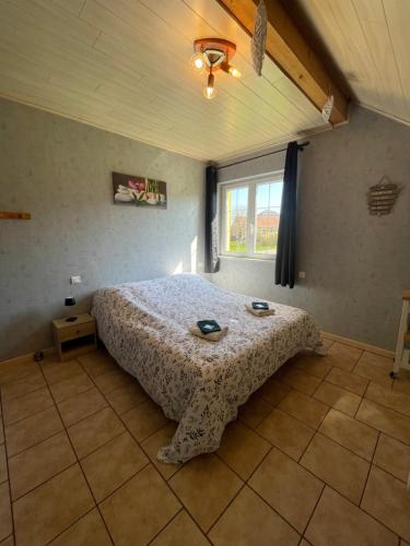 a bedroom with a bed and a window at chambre ZEN home Sérénité in Hazelbourg