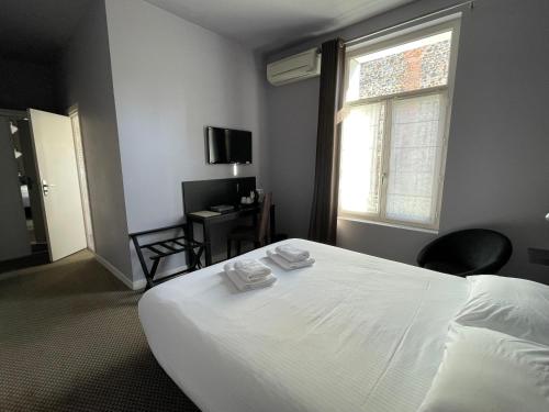 a bedroom with a white bed and a window at Le Pavillon d'Enghien, Vichy Centre in Vichy