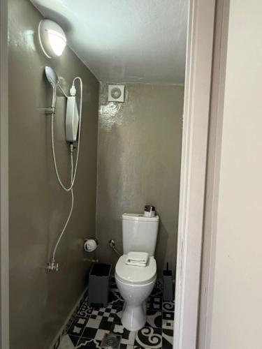 Petite rooftop room for single person in the heart of Athens!