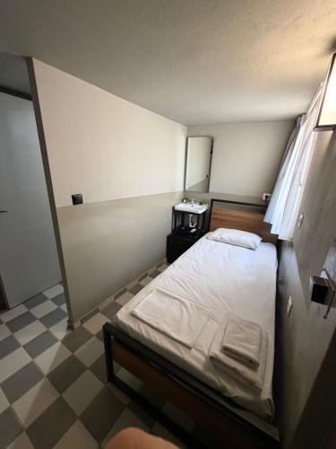 Petite rooftop room for single person in the heart of Athens!