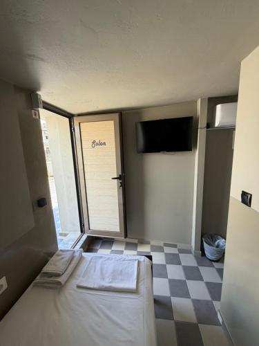 Petite rooftop room for single person in the heart of Athens!