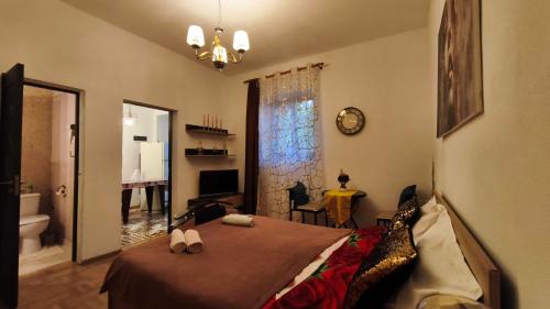 a bedroom with a bed and a bathroom at Confort Flat in Braşov
