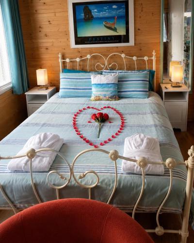 ein Schlafzimmer mit einem Bett, in dem ein Herz geformt ist in der Unterkunft SherPai Lodge in Kent