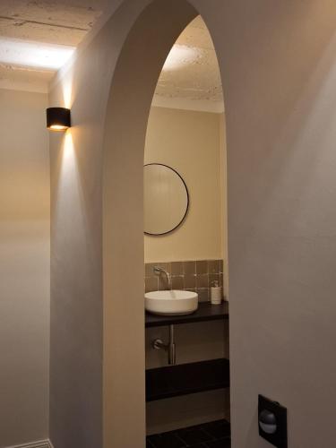 a bathroom with a sink and a mirror at De Flamberthoeve in Ieper