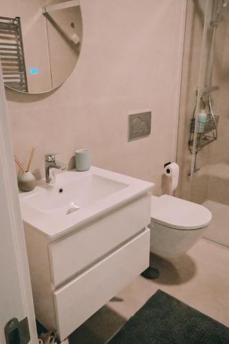 Charming Surfhouse - Private Parking & Garden