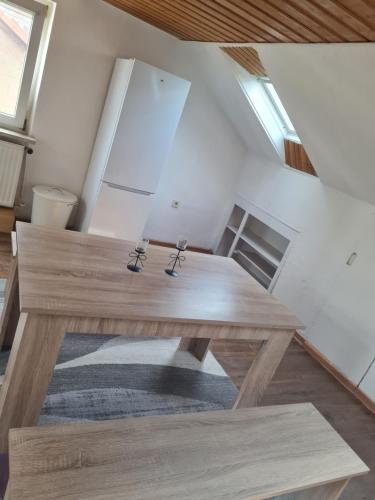 a wooden table with a lamp on top of a room at Vous êtes bienvenue in Ramstein-Miesenbach