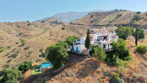 an aerial view of a house on a hill at Guesthouse Un Poco Mas in Canillas de Aceituno