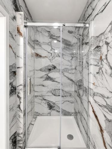 a shower with a glass door in a bathroom at Hotelikum zentreal Bequem in Heilbronn