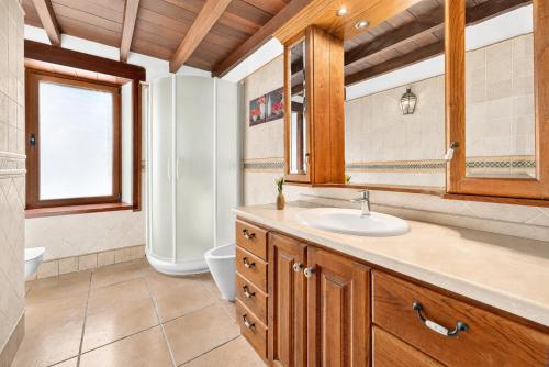 a bathroom with a sink and a toilet at LAS MORADITAS, CHALET con PISCINA PRIVADA in Adeje