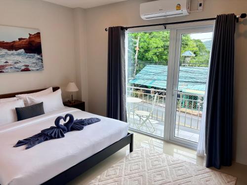 Llit o llits en una habitació de Tiny Dreams Room Rentals