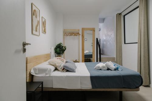 a bedroom with a bed with towels on it at Niña Mala in Valencia