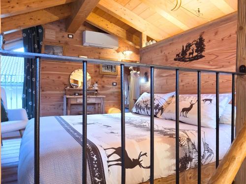 a bedroom with a bed in a log cabin at B&B Ca' La Vedescia in Teglio