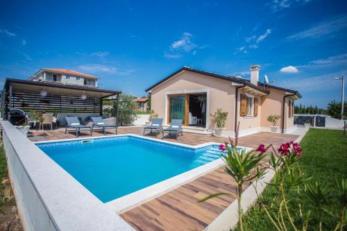 Villa Mihaela by Briskva