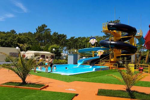 a water park with a slide and a pool at Kampaoh Âncora in Vila Praia de Âncora