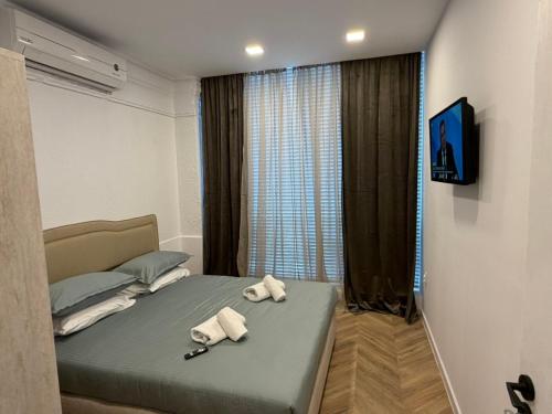 ein Schlafzimmer mit einem Bett, auf dem zwei Handtücher liegen in der Unterkunft Hotel Tempo Boutique in Pasardschik