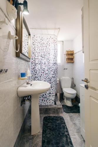 a bathroom with a sink and a toilet at Limnia View in LimiÃ¡