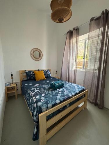 a bedroom with a bed and a window at Casa Terra Odjo N'mar in Janela