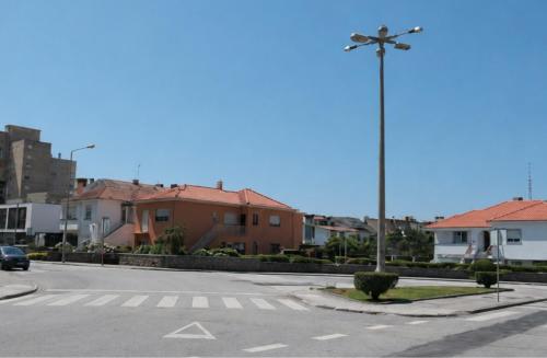 an empty street with a cross on the road at Casa Praia Norte - PVZ in Póvoa de Varzim