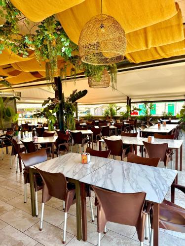 a dining room with tables and chairs in a restaurant at Hotel El Cruce Moraleda in Moraleda de Zafayona