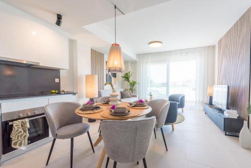 Modern Apartment with Terrace & Pool in Estepona