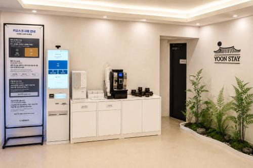 a room with a coffee shop with a sign on the wall at 윤스테이 행궁 호텔-Yoonstay Haenggung in Suwon