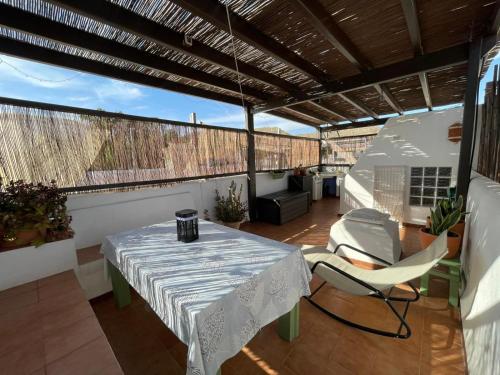a patio with a table and chairs on a balcony at Casa Mellis Aguamarga in Agua Amarga