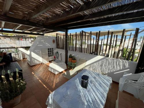 a patio with a table and chairs on a balcony at Casa Mellis Aguamarga in Agua Amarga