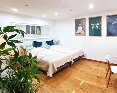 a bedroom with a bed and a plant in it at Apartament Tęczowy Tukan -1 piętro in Kwidzyn