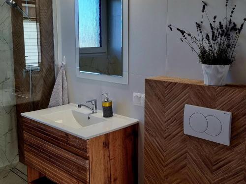 a bathroom with a sink and a mirror at Zielony Zakontek in Ratułów