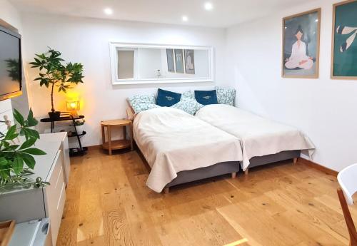 a bedroom with a bed and a couch at Apartament Tęczowy Tukan -1 piętro in Kwidzyn