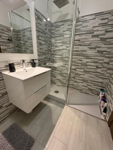 a bathroom with a sink and a shower at Casa del Sol - Santiago de la Ribera, San Javier, 600 m from the beach, swimming pool in San Javier