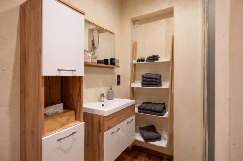 a bathroom with a sink and a mirror at Ferienwohnung Tommarlhof in Söll