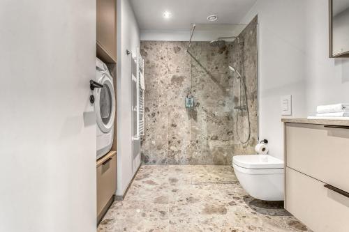 a bathroom with a toilet and a shower at Amtmann Residence by Heimaleiga in Selfoss