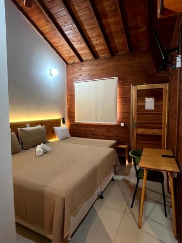 a bedroom with a bed and a projection screen at Hotel Pousada Gavi e Nono in Santa Ernestina