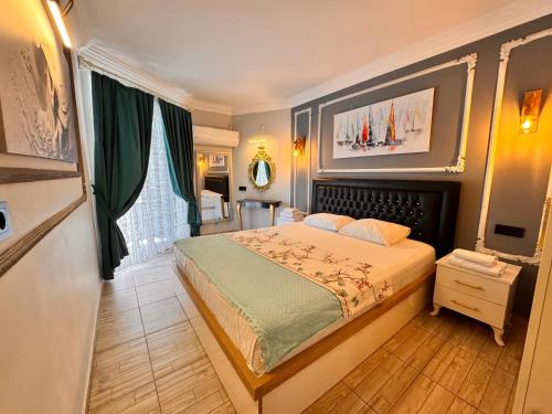 a bedroom with a bed in a room at Alanya polat tatil evleri in Alanya