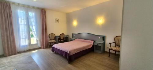 a bedroom with a bed and a table and chairs at Gravezon in Lunas