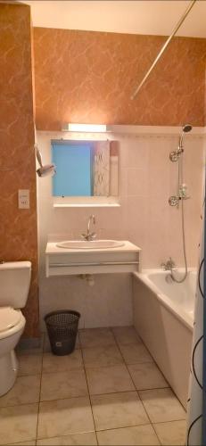 a bathroom with a tub and a sink and a toilet at Gravezon in Lunas
